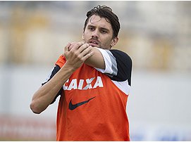 Zagueiro diz não reprovar cobranças dos corintianos