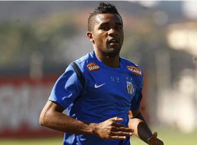 Cicinho é poupado em treino, mas não preocupa Santos