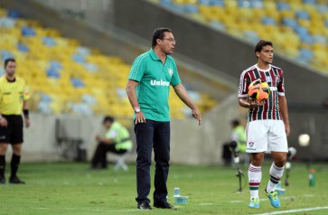 Pressionado, Luxemburgo faz reunião com elenco do Fluminense