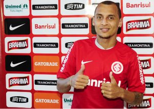 Meia de time do Brasileirão recusa bafômetro e tem carro apreendido