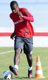 Zagueiro sente dores no treino e vira dúvida no Inter