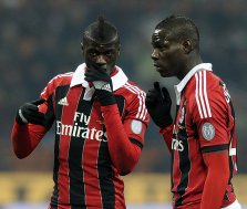 Que situação! Travesti 'funkeiro' assedia atacante no meio da rua. Assista!