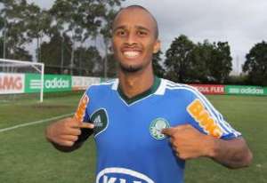 Enxugando elenco, Palmeiras negocia zagueiro com rival do Paulistão