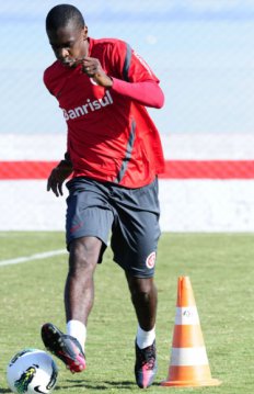 Internacional confirma desfalque de zagueiro experiente no domingo por lesão