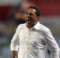 Treinador testa Fluminense mais defensivo em treino