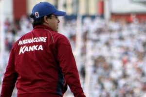 Após empate, técnico pede demissão na Série B, mas diretoria banca permanência!