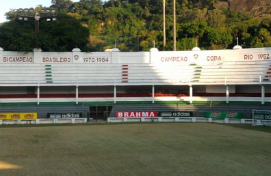 Inconformados com derrota no Fla-Flu, torcedores do Flu depredam Laranjeiras