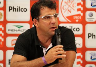 Série C: Após acesso, Santa Cruz é cobrado por ex-técnico na Justiça