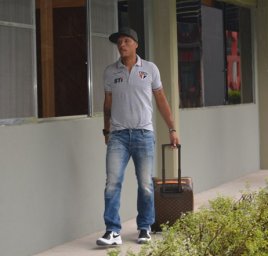 Artilheiro evita imprensa no embarque do São Paulo