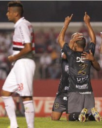 Após gol, lateral da Lusa desconversa sobre acerto com São Paulo