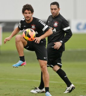Agente admite Pato ‘marcado’ no Corinthians, mas despista sobre saída