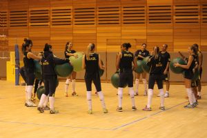 Vôlei: Seleção feminina chega ao Japão e faz 1º treino