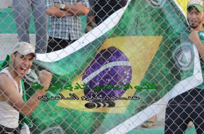 No exterior, treinador é homenageado por torcedor com bandeira do Brasil