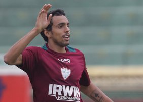 Após um mês fora, atacante treina entre titulares e deve reforçar Lusa