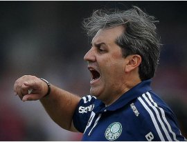 Kleina treina com 13 titulares e tem dúvida nas laterais