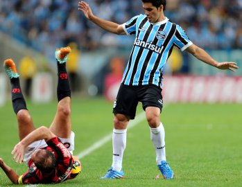 Jogadores do Atlético-PR comemoram vaga e cutucam o Grêmio