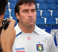 Pintado tenta superar problemas internos para livrar Azulão da degola na Série B