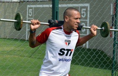 Luis Fabiano culpa condição física por mau momento
