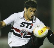 Sem espaço no São Paulo, volante pedirá para sair do clube