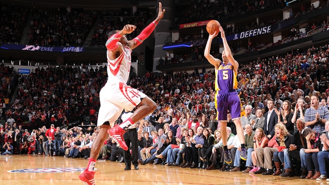 Basquete: Lakers vence Rockets no fim em reencontro com Howard