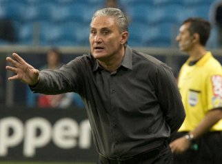 Tite ensaia jogadas de ataque no treino do Corinthians