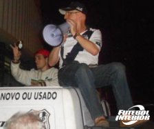 A eufórica torcida da Ponte Preta promete ser 12.º jogador contra o Vitória