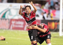 Série C: Talismã, meia do Santa Cruz comemora gol diante do Luverdense