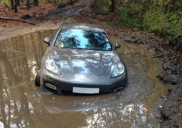 Perdido, zagueiro de time inglês abandona Porsche de 360 mil reais num pântano