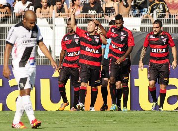 Vai voltar? Meia do Vitória não comemora gol e declara amor à Ponte