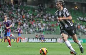 Meia treina com bola e pode reforçar o Atlético-MG