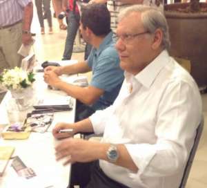 Milton Neves lança a sua biografia em noite de autógrafos concorrida em São Paulo