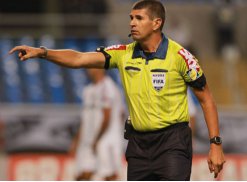 Árbitro FIFA promete processar dirigente da Série B por acusação de “roubo”