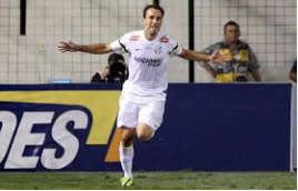 Atacante treina e volta ao time do Santos