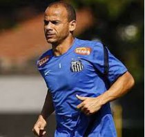 Ídolo, lateral confirma aposentadoria e sonha em ser presidente do Santos