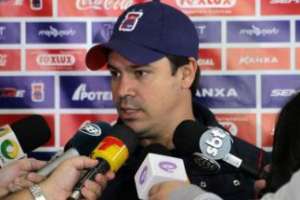 Série B: Contra a corrente, técnico do Paraná diz que não vai jogar a toalha
