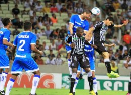 Série B: Jogador do Avaí quase briga com torcedores no desembarque
