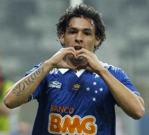 Dose dupla: Cruzeiro faz festa com réplica da taça do Brasileiro e não de papelão