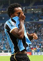 Zé Roberto se revolta com substituição no Grêmio e joga chuteira longe