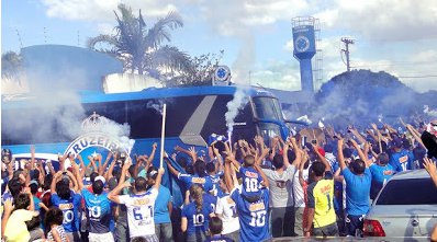 Festa da torcida do Cruzeiro tem tumulto e ação da PM