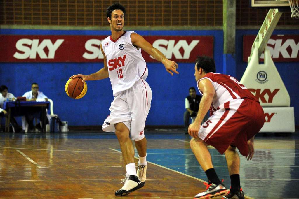 A moda pegou! Basquete copia futebol e faz protestos em jogos