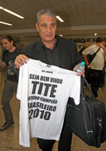 Grato ao Corinthians, Tite evita adeus e avisa: ‘O trabalho não acabou’