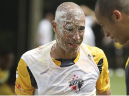 Técnico revela que Botafogo negocia com ex-meia do São Paulo