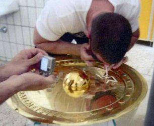 Torcedor usa troféu para cheirar cocaína e revolta time do coração