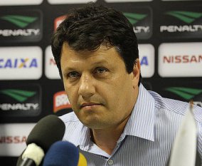 Adilson mantém esquema do Vasco com três zagueiros