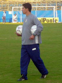 Série B: Após tropeço em casa, Betinho técnico do Guará pensa no Paraná