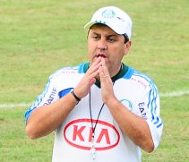 Time do Brasileirão entra na briga para tentar contratar Gilson Kleina