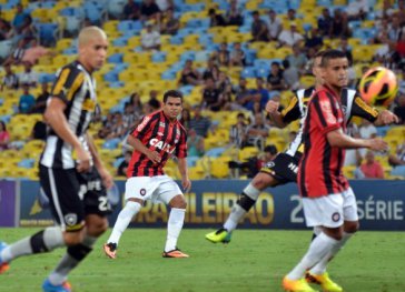 Botafogo 4 x 0 Atlético-PR – Goleada e bom futebol reconduzem Fogão ao G4