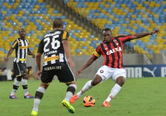 Brasileirão: Zagueiro do Atlético-PR faz jogo número 250, mas perde de goleada