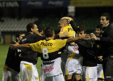 Coritiba 1 x 2 Criciúma - Agora, a bomba está no colo do Coxa! 3 0002048130014 img