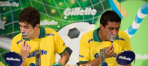 Gillette une arte e futebol para apresentar as novas lâminas com Paulinho e Kaka 2 0002048130180 img